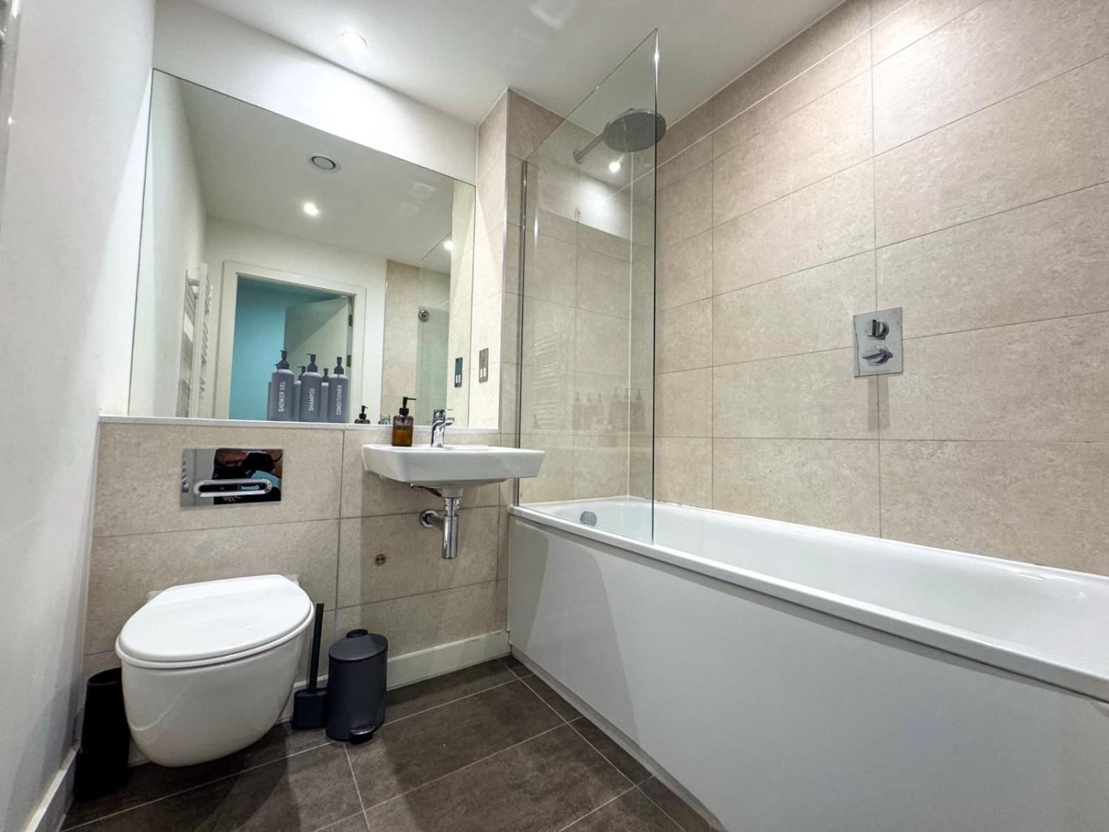M1 Townhouse - Free Parking & Manchester
